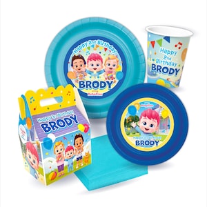 Peut inclure: Ensemble de fournitures de fête avec le nom "BRODY" et les phrases "Happy 2nd Birthday" et "Happy 3rd Birthday". Comprend des assiettes, un gobelet, une boîte cadeau et des serviettes. Les couleurs dominantes sont le bleu, le jaune et le blanc.
