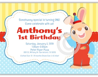 Może przedstawiać: Żółto-niebieskie zaproszenie na urodziny z kreskówkowym królikiem w czapce urodzinowej. Zaproszenie zawiera napis "Somebunny special is turning ONE! Come celebrate with us! Anthony's 1st Birthday" oraz datę, godzinę, miejsce i dress code.