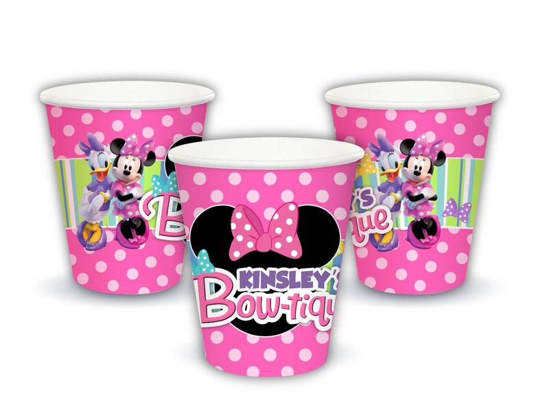 Puede incluir: Vasos de papel de lunares rosas con Minnie Mouse y Daisy Duck. Los vasos tienen un borde blanco e incluyen el texto "Kinsley's Bow-tique". Los vasos est&aacute;n decorados con un lazo de Minnie Mouse.