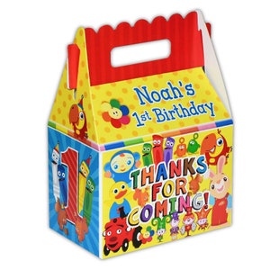 Może przedstawiać: Żółte i czerwone pudełko na prezenty z uchwytem. Pudełko przedstawia kolorowe postacie z kreskówek i tekst "Noah's 1st Birthday" i "Thanks for Coming!"