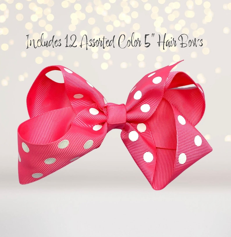 Puede incluir: Un lazo para el pelo rosa brillante con lunares blancos. El lazo mide aproximadamente 12,7 cm de ancho y est&aacute; hecho de tela acanalada. El texto en la parte superior dice "Includes 12 Assorted Color 5" Hair Bows."
