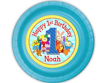 Może przedstawiać: Niebieski papierowy talerz z okrągłą kolorową naklejką przedstawiającą postacie z programu "The Backyardigans". Naklejka głosi "Happy 1st Birthday Noah".