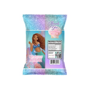 Puede incluir: Un fondo azul y morado con purpurina con una ilustraci&oacute;n de sirena y el texto "Happy Birthday A'Layah". La parte posterior de la bolsa tiene una etiqueta de informaci&oacute;n nutricional y un c&oacute;digo QR. El texto "Thank You for Celebrating with Us!" tambi&eacute;n est&aacute; en la bolsa.