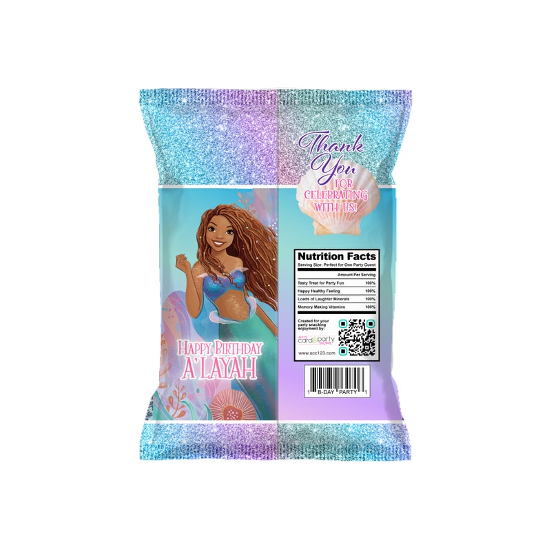 Puede incluir: Un fondo azul y morado con purpurina con una ilustraci&oacute;n de sirena y el texto "Happy Birthday A'Layah". La parte posterior de la bolsa tiene una etiqueta de informaci&oacute;n nutricional y un c&oacute;digo QR. El texto "Thank You for Celebrating with Us!" tambi&eacute;n est&aacute; en la bolsa.