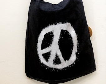 Peace! Peace-Zeichen in Spray-optik Navy Recycling, Umhängetasche, langer Henkel, mit Aufdruck im Siebdruck, Fairtrade, Bio-Baumwolle