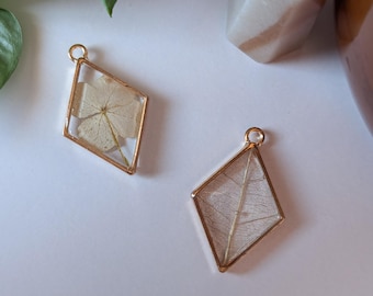 Diamond pendant with hydrangea flower or magnolia skeleton leaf – resin pendant for necklace with natural elements, one-of-a-kind pieces