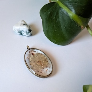 Bronze-color oval necklace pendant with elm seed and glitter – resin charm with natural elements, one-of-a-kind piece