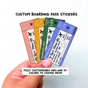 Puede incluir: Un conjunto de cuatro pegatinas de tarjeta de embarque imprimibles de colores con el texto "Trip to Miami" y "LAX" impreso en ellas. Las pegatinas son personalizables con diferentes colores e informaci&oacute;n.