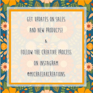 Puede incluir: Un fondo con estampado floral con un rect&aacute;ngulo blanco que contiene el texto "GET UPDATES ON SALES AND NEW PRODUCTS! & FOLLOW THE CREATIVE PROCESS ON INSTAGRAM @MICHAELAKCREATIONS"