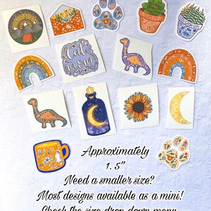 Pu&ograve; includere: Una collezione di adesivi da 3,8 cm di diametro con vari design, tra cui un arcobaleno, una mamma gatta, un dinosauro, una luna, un girasole, una pianta in vaso, una tazza e un'impronta di zampa. Gli adesivi sono tutti colorati e hanno un'estetica boh&eacute;mien e fantasiosa.