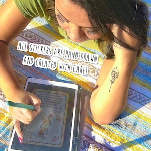 Pu&ograve; includere: Una persona sta disegnando su un tablet con uno stilo. Lo schermo del tablet mostra un'illustrazione disegnata a mano di un uccello con un motivo floreale. Il testo "ALL STICKERS ARE HAND DRAWN AND CREATED WITH CARE!" &egrave; visibile nell'immagine.