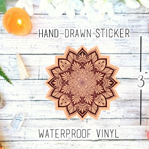 Pu&ograve; includere: Un adesivo di mandala disegnato a mano di 7,6 cm di diametro con dettagli intricati in tonalit&agrave; di marrone e rosso su uno sfondo pesca. L'adesivo &egrave; realizzato in vinile impermeabile.