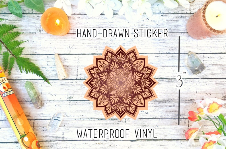 Pu&ograve; includere: Un adesivo di mandala disegnato a mano di 7,6 cm di diametro con dettagli intricati in tonalit&agrave; di marrone e rosso su uno sfondo pesca. L'adesivo &egrave; realizzato in vinile impermeabile.