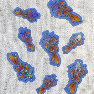K&ouml;nnte beinhalten: Satz von acht schimmernden holografischen Aufklebern mit Koi-Fischen mit Blumendesigns. Die Aufkleber sind auf blauem Hintergrund mit wei&szlig;en Umrissen.