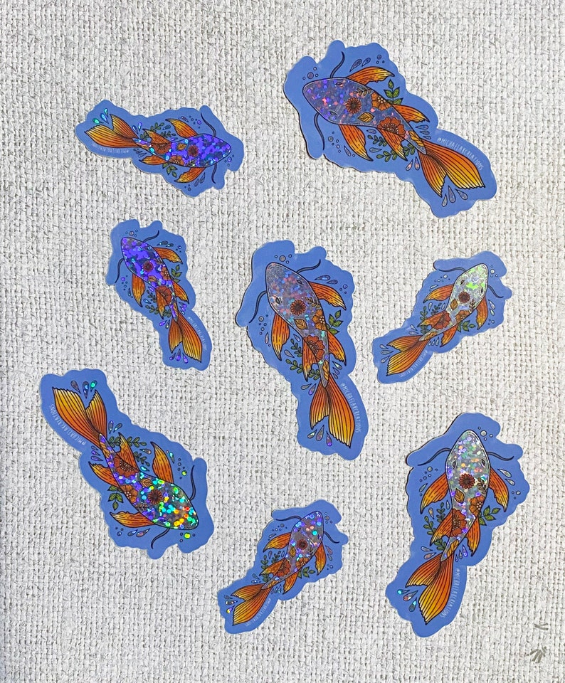 K&ouml;nnte beinhalten: Satz von acht schimmernden holografischen Aufklebern mit Koi-Fischen mit Blumendesigns. Die Aufkleber sind auf blauem Hintergrund mit wei&szlig;en Umrissen.
