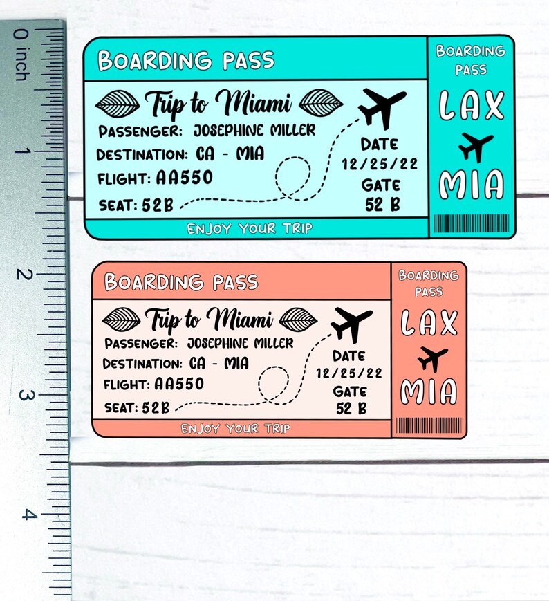 Puede incluir: Dos tarjetas de embarque de color turquesa y melocot&oacute;n para un viaje a Miami. Las tarjetas tienen el texto "Trip to Miami" y "LAX MIA" con un icono de avi&oacute;n. El nombre del pasajero es Josephine Miller, el n&uacute;mero de vuelo es AA550, la fecha es 12/25/22 y la puerta es la 52B.
