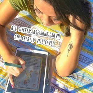 K&ouml;nnte beinhalten: Eine Person verwendet einen Stift auf einem Tablet, um eine Hand mit einem Blumenmuster zu zeichnen. Der Text "ALL STICKERS ARE HAND DRAWN AND CREATED WITH CARE!" ist im Bild sichtbar.
