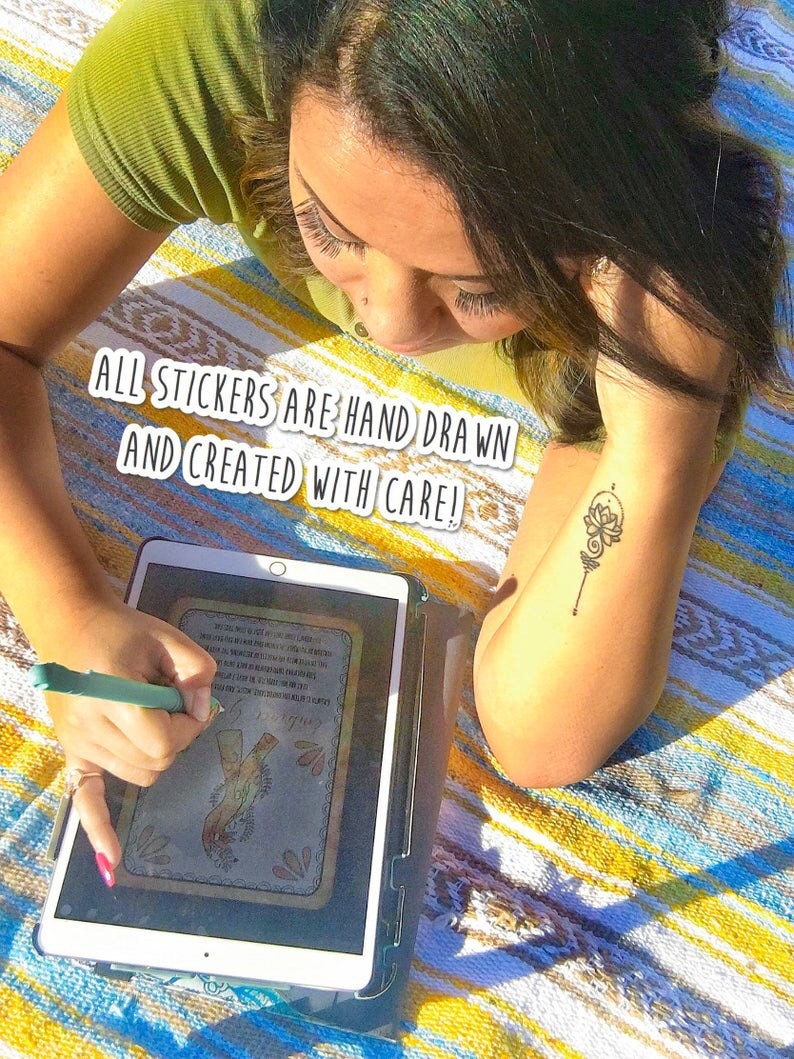 K&ouml;nnte beinhalten: Eine Person verwendet einen Stift auf einem Tablet, um eine Hand mit einem Blumenmuster zu zeichnen. Der Text "ALL STICKERS ARE HAND DRAWN AND CREATED WITH CARE!" ist im Bild sichtbar.