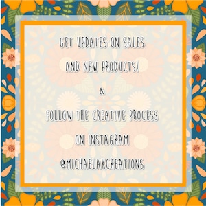 Pu&ograve; includere: Uno sfondo con motivo floreale giallo e arancione con un rettangolo bianco al centro. Il rettangolo contiene il testo "GET UPDATES ON SALES AND NEW PRODUCTS! & FOLLOW THE CREATIVE PROCESS ON INSTAGRAM @MICHAELAKCREATIONS"