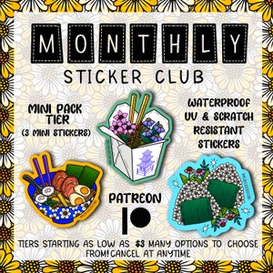 K&ouml;nnte beinhalten: Eine farbenfrohe Illustration von drei Sticker-Designs f&uuml;r einen monatlichen Sticker-Club. Die Sticker zeigen einen To-Go-Beh&auml;lter mit Blumen, eine Sch&uuml;ssel Ramen und ein Paar gr&uuml;ne Sushi-Rollen. Der Text "MONTHLY STICKER CLUB" befindet sich oben im Bild. Der Text "MINI PACK TIER (3 MINI STICKERS)" befindet sich oben links. Der Text "WATERPROOF UV & SCRATCH RESISTANT STICKERS" befindet sich oben rechts. Der Text "PATREON" befindet sich in der Mitte des Bildes. Der Text "TIERS STARTING AS LOW AS $3 MANY OPTIONS TO CHOOSE FROM! CANCEL AT ANYTIME" befindet sich unten im Bild.