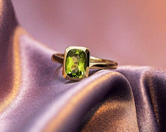 PERIDOT GOLD RING, Green Stone Ring, Perfume Bottle Shaped Peridot Ring, Stylish Statement August Birthstone wedding Ring for Her