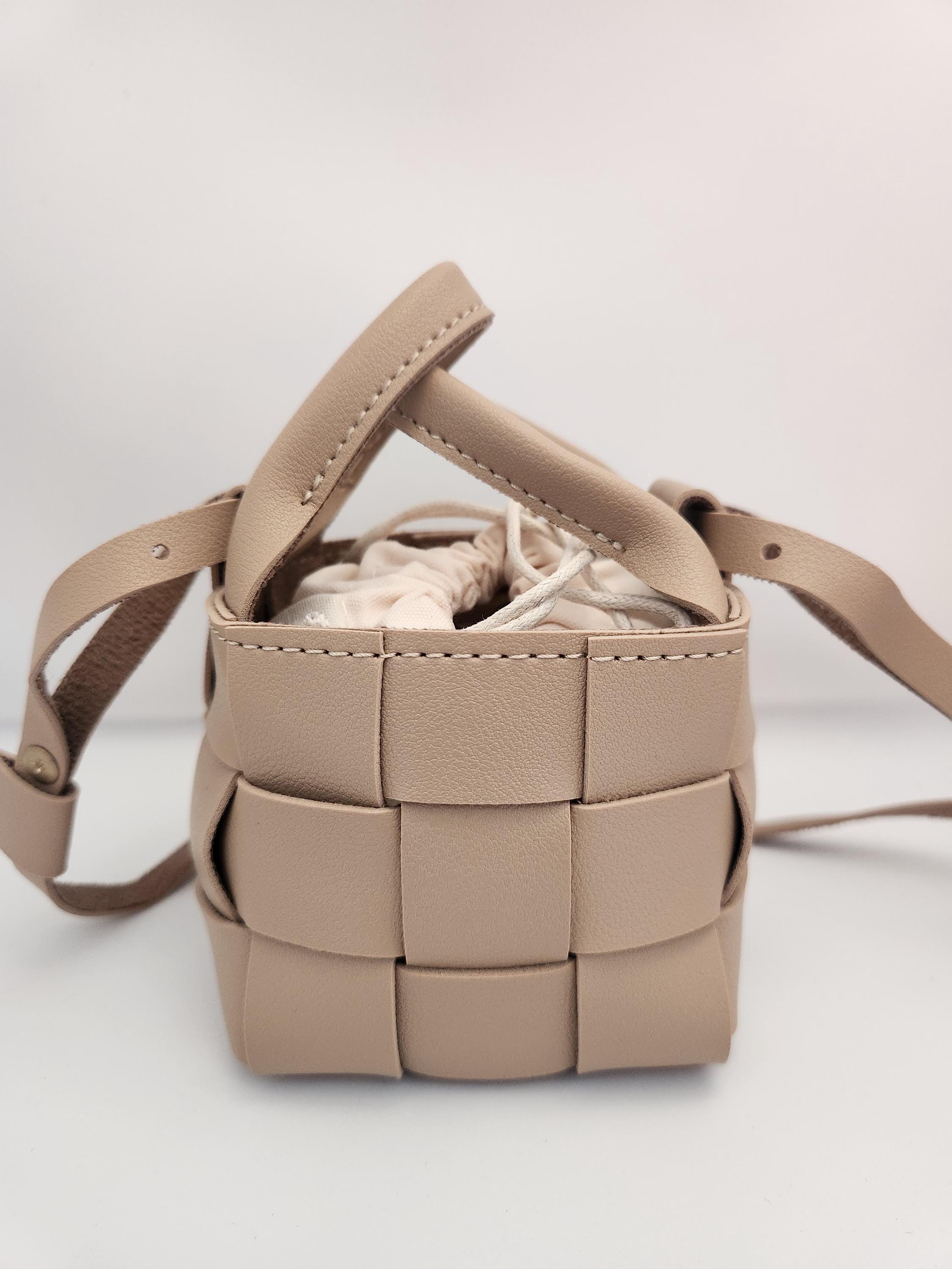 ショルダーバッグ・ポシェット BOTTEGA VENETA BUCKET BAG (716930V01D0 2545) Bottega Veneta - Black Woven Leather Bucket Bag | Mitchell