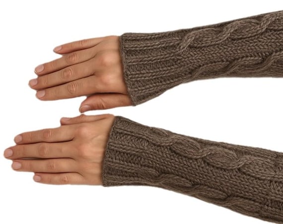 Hand-knitted arm warmers with cable pattern – Brown – 100% handmade – Alpina wool – 22cm long – Women's accessory
