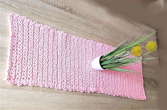 Handmade crocheted table runner made of macrame yarn / Length approx. 90 cm - Width approx. 28 cm