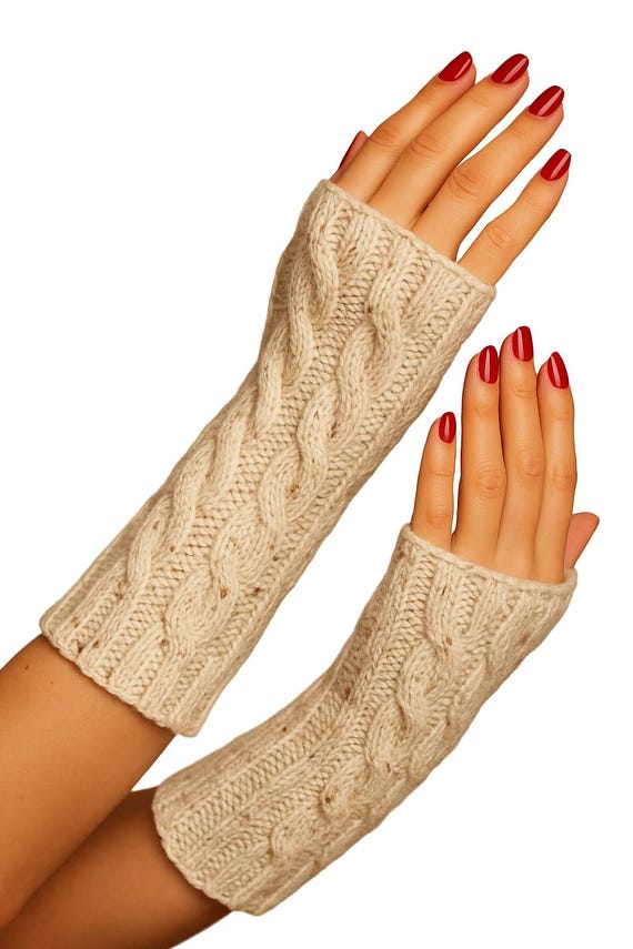 Hand-knitted arm warmers in a cable pattern – natural melange – soft, warm & stylish