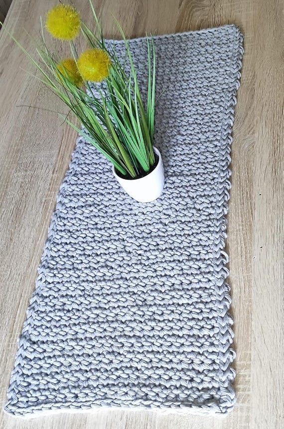 Handmade crocheted table runner made of macrame yarn / Length approx. 78 cm - Width approx. 29 cm