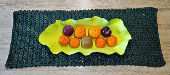 Handmade crocheted table runner made of macrame yarn / Length approx. 76 cm - Width approx. 29 cm