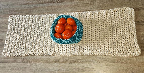 Handmade crocheted table runner made of macrame yarn / Length approx. 85 cm - Width approx. 28 cm