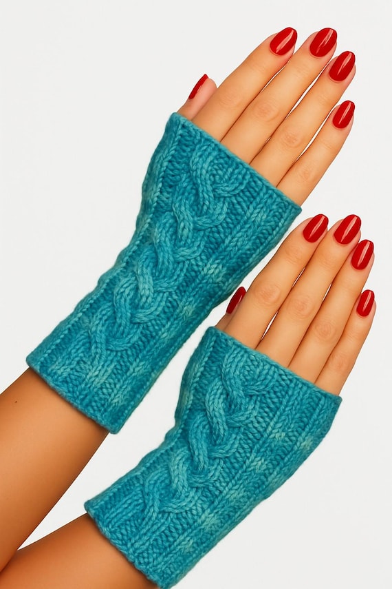 Turquoise arm warmers made from hand-dyed merino wool – cable knit pattern with color gradient – hand-knitted – 23 × 7 cm – Handmade