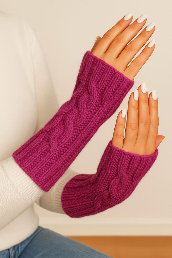 Hand-knitted arm warmers in pink | Cable knit pattern | Warm, soft & unique