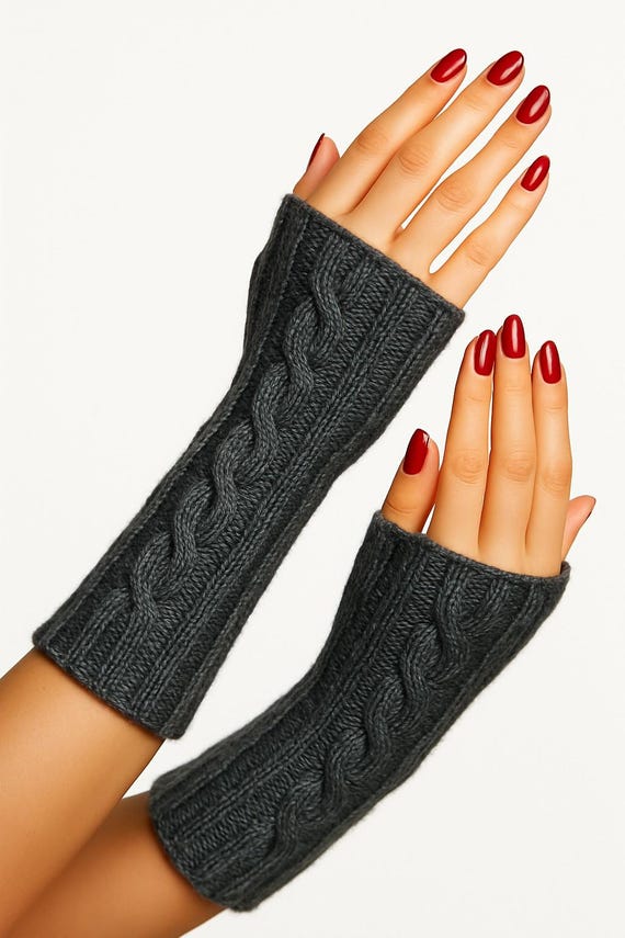 Hand-knitted arm warmers in grey | Cable knit pattern | Warm, soft & unique