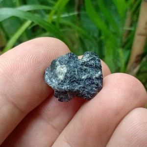 18.35 crt. Sapphire. Natural Rough Crystal. Unheat & Untreated (Geniune). Dark Blue Color. 17.85x14.7x8.5 mm. Approximately.