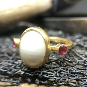 Fresh Water Pearl And Ruby Ring 24K Gold Over 925K Sterling Silver Handmade Hammered Band Ancient Designer Jewelry Boho signet ring Dainty