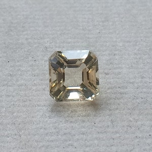 0,95 crt. Marialiet. Zeldzame edelsteen. Natuurlijk. Facet. 5,55 x 5,5 x 4,7 mm.