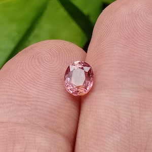 1.18 crt. Spinel. Certified. Natural orangy-Pink Color. No heat. No Treatment. Geniune Gemstone from Burma. 6.57x5.43x3.92 mm.