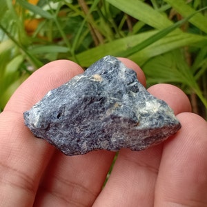 154.9 crt. Sapphire. Natural Rough Crystal. Unheat & Untreated (Geniune). Dark Blue Color. 45.1x28.4x20.3 mm. Approximately.