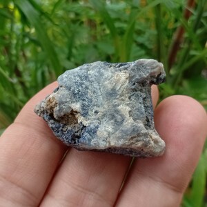 141.65 crt. Sapphire. Natural Rough Crystal. Unheat & Untreated (Geniune). Dark Blue Color. 37.1x28.05x17.05 mm. Approximately.