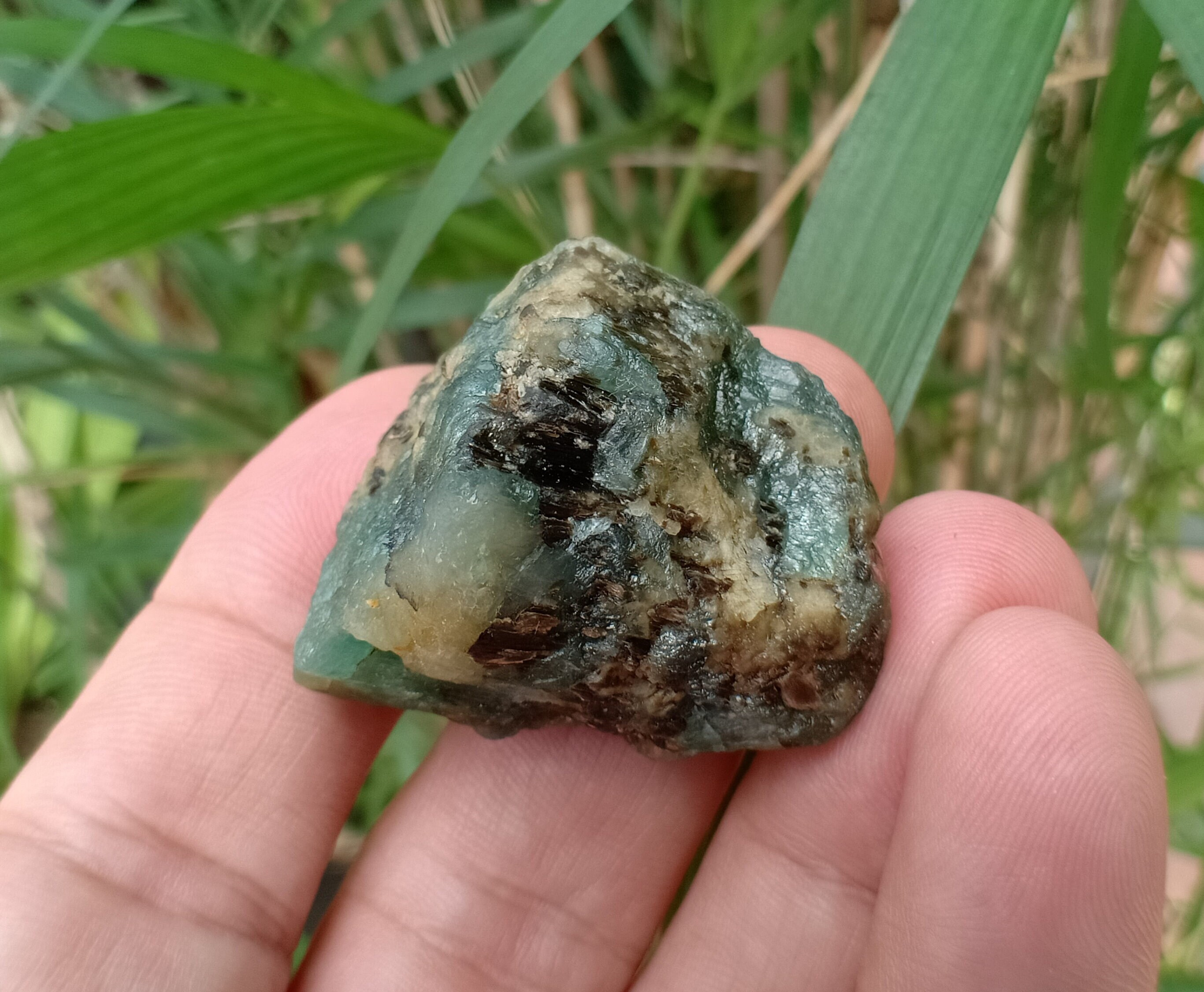 グランディディエライト 167.27 カラット。天然原石、結晶サイズ約