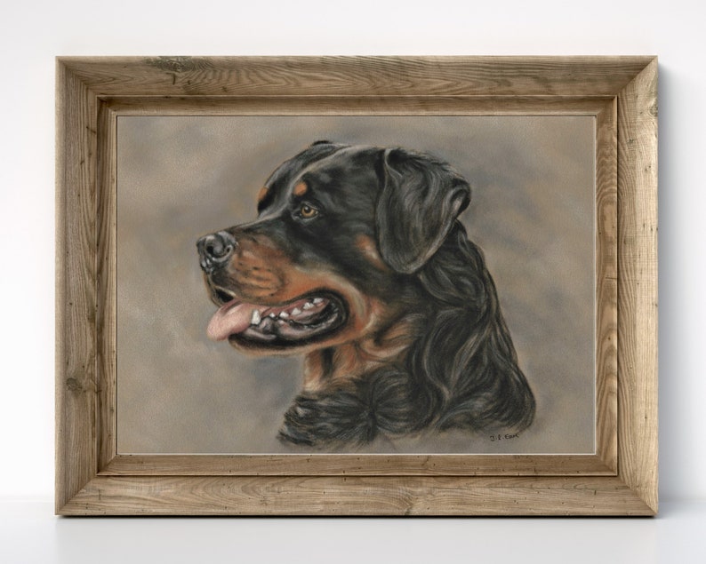 Może przedstawiać: Ramowany rysunek pastelowy głowy i ramion psa rasy Rottweiler. Pies patrzy w lewo, z wysuniętym językiem. Tło jest jasnobrązowe.