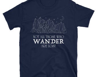 さまよう者すべてが迷子になるわけではない 放浪癖 Tシャツ ギフトTシャツ