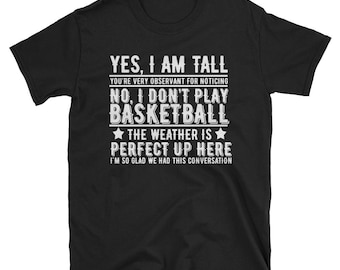 Puede incluir: Camiseta negra con texto blanco que dice "YES, I AM TALL. YOU'RE VERY OBSERVANT FOR NOTICING. NO, I DON'T PLAY BASKETBALL. THE WEATHER IS PERFECT UP HERE. I'M SO GLAD WE HAD THIS CONVERSATION."
