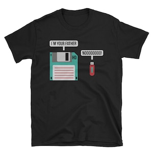 Könnte beinhalten: Schwarzes T-Shirt mit einem Grafikdruck einer Diskette und eines USB-Sticks. Die Diskette sagt "Ich bin dein Vater" und der USB-Stick sagt "Noooooooo!"