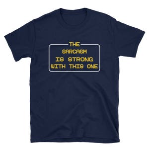 Sarkasmen är stark med den här T-shirten Sarkastisk