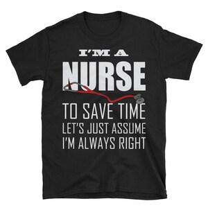 Puede incluir: Camiseta negra con texto blanco que dice "Soy una enfermera para ahorrar tiempo, supongamos que siempre tengo razón". Un estetoscopio rojo con un auricular negro se muestra sobre el texto.