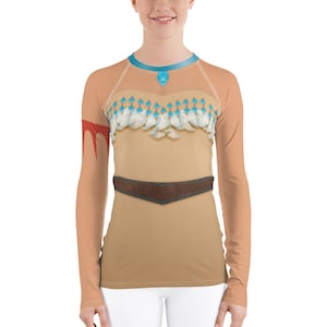 Puede incluir: Una camisa de manga larga con base marrón y cinturón marrón. La camisa presenta un diseño de plumas azules y blancas alrededor del cuello y un diseño rojo en la manga izquierda.