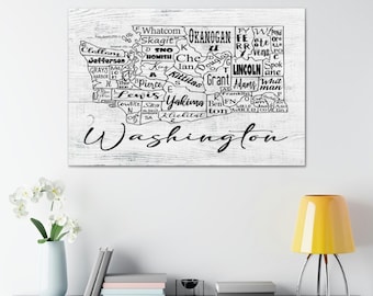 Puede incluir: Un mapa en blanco y negro del estado de Washington con los nombres de cada condado escritos dentro del contorno del estado. Las palabras "Washington" están escritas en una fuente grande y cursiva debajo del mapa.